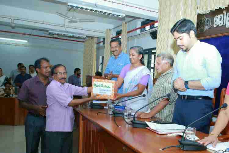 ശുചിത്വമിഷന്‍ ജില്ലാ കലോത്സവത്തിനായി നല്‍കിയ സ്റ്റീല്‍ ഗ്ലാസ് ജില്ലാ പഞ്ചായത്ത് പ്രസിഡന്റ് ടി.ഉഷാകുമാരിയില്‍ നിന്നും വിദ്യാഭ്യാസ ഉപഡയറക്ടര്‍ ബാബുരാജിന് നല്‍കുന്നു.