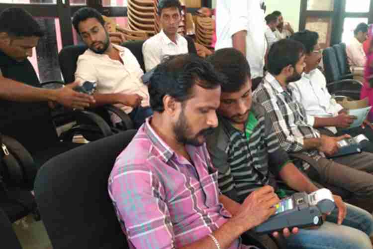കളക്ടറേറ്റ് കോണ്‍ഫറന്‍സ് ഹാളില്‍ ഇ-പോസ് മെഷീന്‍ പ്രവര്‍ത്തിപ്പിച്ച് നോക്കുന്ന റേഷന്‍കടയുടമകള്‍.