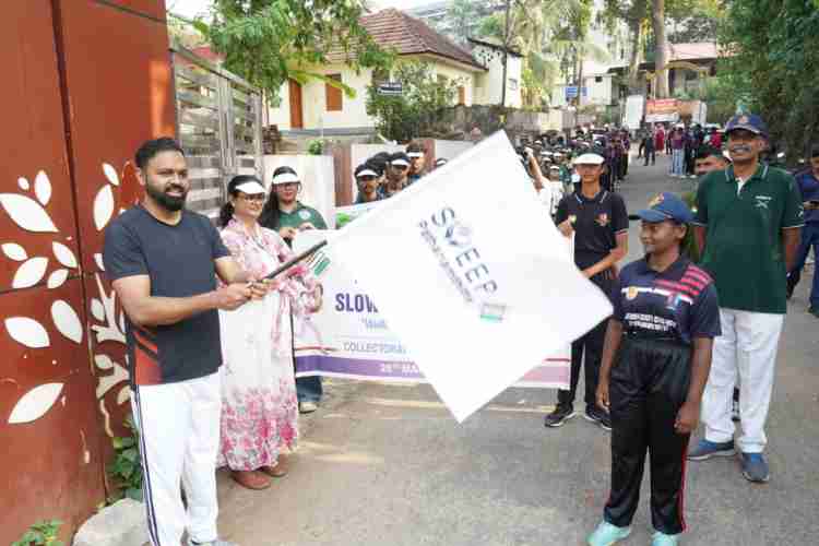 നിയമസഭ തിരഞ്ഞെടുപ്പിനോടനുബന്ധിച്ച് ജില്ല ഭരണകൂടത്തിന്റെയും സ്വീപിന്റെയും നേതൃത്വത്തില്‍ സംഘടിപ്പിച്ച 'സ്ലോ റണ്‍' കാമ്പയിന്‍ ജില്ല കലക്ടര്‍ എസ് പ്രേം കൃഷ്ണന്‍ ഫ്‌ളാഗ് ഓഫ് ചെയ്യുന്നു