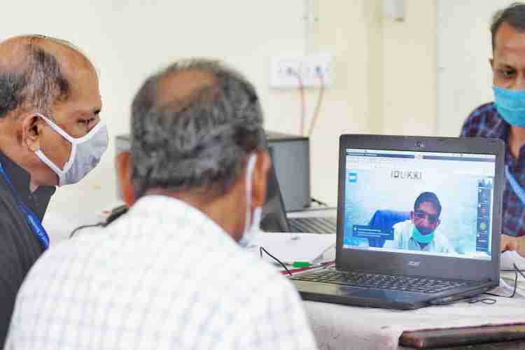 തൊടുപുഴ താലൂക്കിലെ പരാതിക്കാരനോട് ഓണ്ലൈനായി ജില്ലാ കളക്ടര് എച്ച് ദിനേശന് സംസാരിക്കുന്നു. ആര്ഡിഒ അതുല് സ്വാമിനാഥ് സമീപം.  