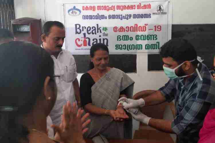 തൊടുപുഴ വയോമിത്രത്തിന്റെ ആഭിമുഖ്യത്തില്‍ തൊടുപുഴ നഗരസഭാ പ്രവേശന കവാടത്തില്‍ കോവിഡ് 19 പ്രതിരോധത്തിന്റെ ഭാഗമായി സംഘടിപ്പിച്ച 'ബ്രേക്ക് ദ ചെയ്ന്‍' ക്യാമ്പയിന്‍ തൊടുപുഴ നഗരസഭ  ചെയര്‍പേഴ്‌സണ്‍ സിസിലി  ജോസ് ഉദ്ഘാടനം ചെയ്യുന്നു