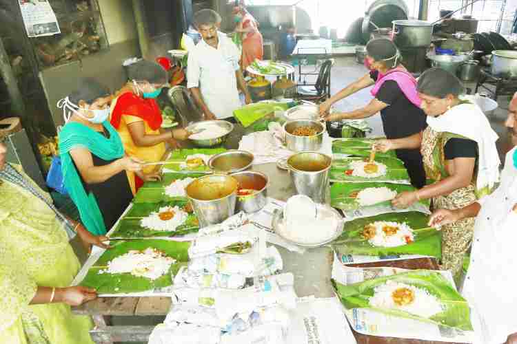 തൊടുപുഴ മുന്‍സിപ്പാലിറ്റി കമ്മ്യൂണിറ്റി കിച്ചനില്‍ വാഴയിലയില്‍ ഭക്ഷണം നല്‍കാന്‍ തയ്യാറാക്കുന്നു.