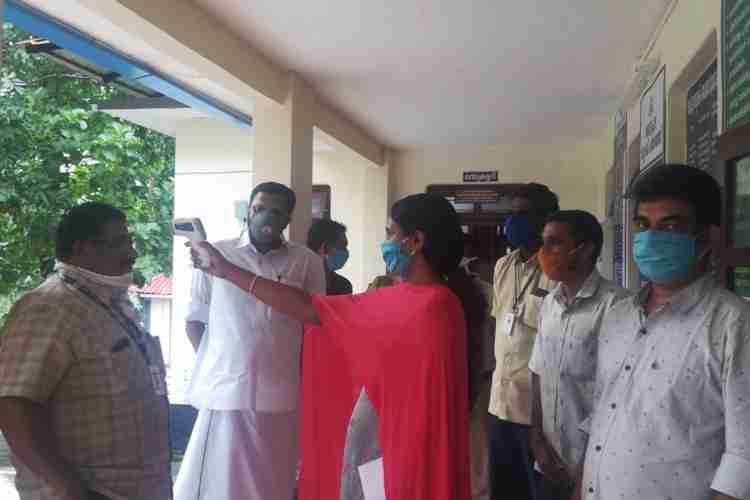 തൊടുപുഴ ബ്ലോക്ക് പഞ്ചായത്തില്‍ എത്തുന്നവരെ തെര്‍മ്മല്‍ സ്‌കാനിംഗിന് വിധേയമാക്കുന്നു