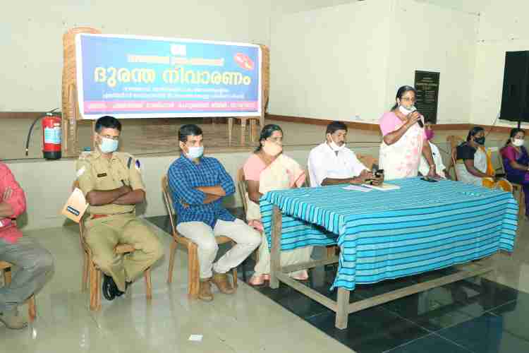 വാഴത്തോപ്പ് ,വാത്തികുടി പഞ്ചായത്തുകളിലെ എമര്‍ജന്‍സി റെസ്പോണ്‍സ് ടീം അംഗങ്ങള്‍ക്കുള്ള പരിശീലന പരിപാടി ചെറുതോണി ടൗണ്‍ ഹാളില്‍ വാഴത്തോപ്പ് പഞ്ചായത്ത് പ്രസിഡണ്ട് സെലിന്‍ വിഎം  ഉദ്ഘാടനം ചെയ്തു സംസാരിക്കുന്നു.  
