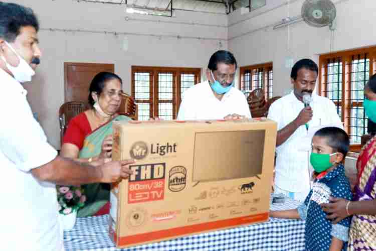 ഓണ്‍ലൈന്‍ പഠന സൗകര്യമില്ലാത്ത വിദ്യാര്‍ത്ഥികള്‍ക്ക് പുറപ്പുഴ ഗ്രാമ പഞ്ചായത്തിന്റെ നേതൃത്വത്തില്‍ നടത്തിയ ടെലിവിഷന്‍ വിതരണം പി.ജെ.ജോസഫ് എം.എല്‍.എ. ഉദ്ഘാടനം ചെയ്യുന്നു