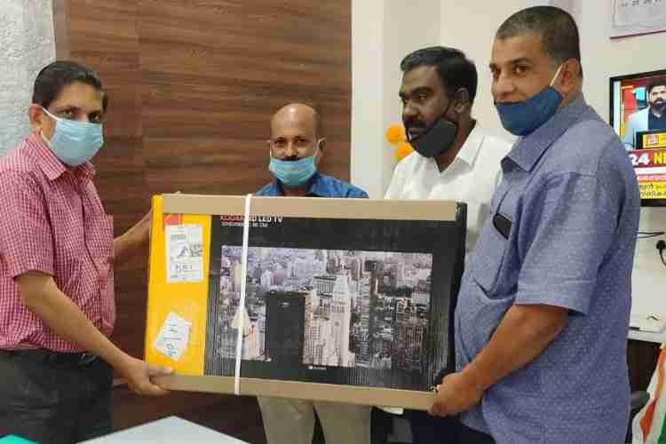  ഇടുക്കി ജില്ലാ ആശുപത്രി ക്യാന്‍സര്‍ വാര്‍ഡിലേയ്ക്കായി എല്‍ഷദായ്  ഫ്യുവല്‍സ് കമ്പനി ലിമിറ്റഡ് ചെയര്‍മാന്‍ റിന്‍സ് ജേക്കബ്, കട്ടപ്പന ചിരി ക്ലബ്ബ് മുഖേന നല്കിയ ടി.വി ജില്ലാ കലക്ടര്‍ എച്ച്.ദിനേശന്‍ ഏറ്റുവാങ്ങുന്നു.