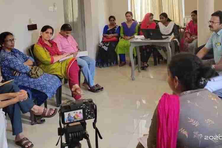 പഠനോദ്യാനം' പാഠ്യപദ്ധതി വിലയിരുത്താനായി ജില്ലയിലെത്തിയ യൂനിസെഫ് ടീം തൊടുപുഴയില്‍ വിവിധ വകുപ്പ് ഉദ്യോഗസ്ഥരുമായി ചര്‍ച്ച നടത്തുന്നു