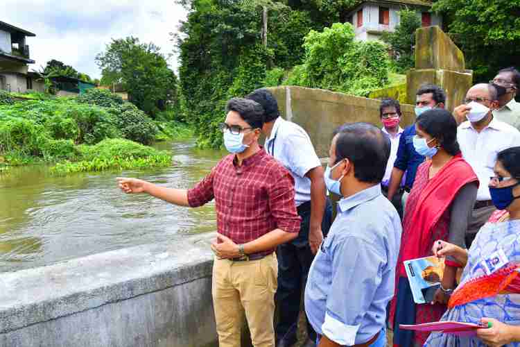  വെള്ളത്തിന്റെ ഒഴുക്ക് വിലയിരുത്തുന്നതിനായി റാന്നി വലിയതോട്, ഉപാസനക്കടവ് എന്നിവടങ്ങള്‍ ജില്ലാ കളക്ടര്‍ പി.ബി നൂഹ് സന്ദര്‍ശിച്ചപ്പോള്‍. 