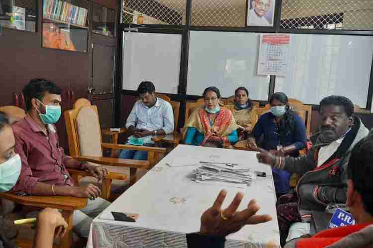 കോവിഡ് 19 നെ പ്രതിരോധിക്കുന്നതിന്റെ ഭാഗമായി വട്ടവട ഗ്രാമപഞ്ചായത്ത് ഭരണസമ തിയുടെ നേതൃത്വത്തില്‍  നടന്ന യോഗത്തില്‍ നിന്ന്്