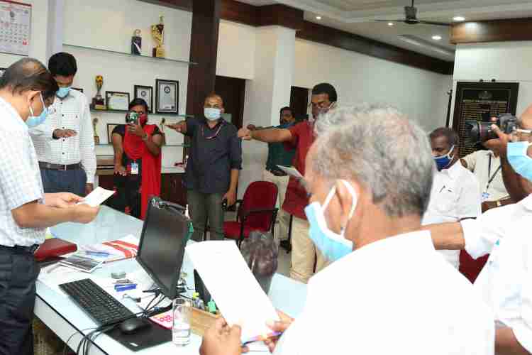 പി.എന്‍.പണിക്കര്‍ ഫൗണ്ടേഷന്റെ ആഭിമുഖ്യത്തില്‍   ജില്ലാതല വായനാമാസാചരണം ജില്ലാ കലക്ടര്‍ എച്ച്.ദിനേശന്‍ ഉദ്ഘാടനം ചെയ്യുന്നു.