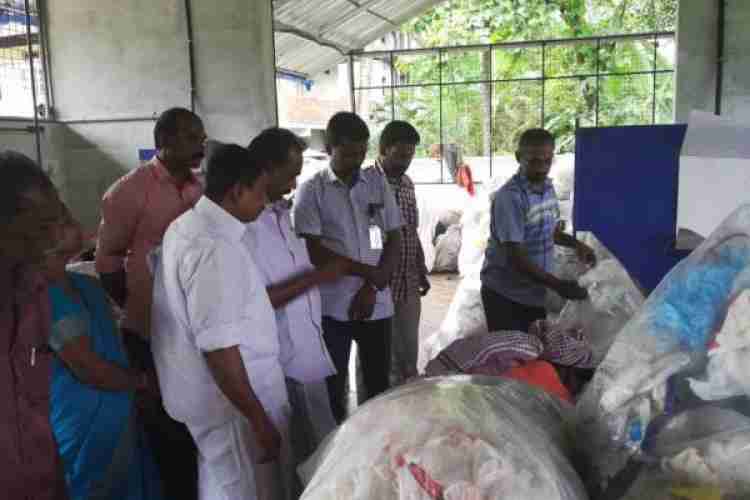 വെള്ളത്തൂവല്‍ ഗ്രാമപഞ്ചായത്തില്‍ നി് ശേഖരിച്ച പ്ലാസ്റ്റിക് മാലിന്യങ്ങള്‍ അടിമാലി  ഗ്രാമപഞ്ചായത്തിനു കീഴിലെ പ്ലാസ്റ്റിക് ഷ്രെഡിംഗ് യൂണിറ്റില്‍ ശേഖരിക്കുു.