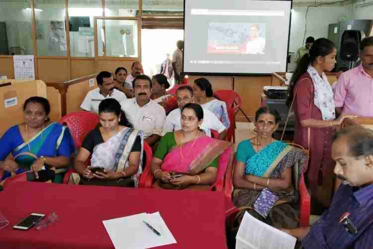 കോവിഡ്- 19 പ്രതിരോധ പ്രവര്‍ത്തനങ്ങളും ഏകോപനവും സംബന്ധിച്ച് തദ്ദേശഭരണ സ്ഥാപനങ്ങളുമായി മുഖ്യമന്ത്രി നടത്തിയ വീഡിയോ കോണ്‍ഫറന്‍സില്‍ അയപ്പന്‍കോവില്‍ ഗ്രാമ പഞ്ചായത്ത് പങ്കെടുക്കുന്നു.