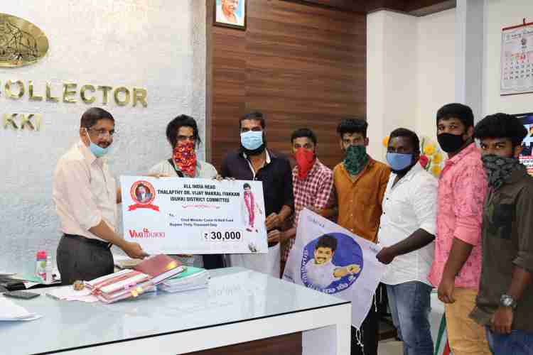 മുഖ്യമന്ത്രിയുടെ കോവിഡ് ദുരിതാശ്വാസ നിധിയിലേക്ക്  വിജയ് ഫാന്‍സ് അസ്സോസിയേഷന്‍ ജില്ലാ കമ്മറ്റി സമാഹരിച്ച 3000 രൂപയുടെ ചെക്ക് ജില്ലാ കളക്ടര്‍ എച്ച് ദിനേശന് ജില്ലാ ഭാരവാഹികള്‍ കൈമാറുന്നു.