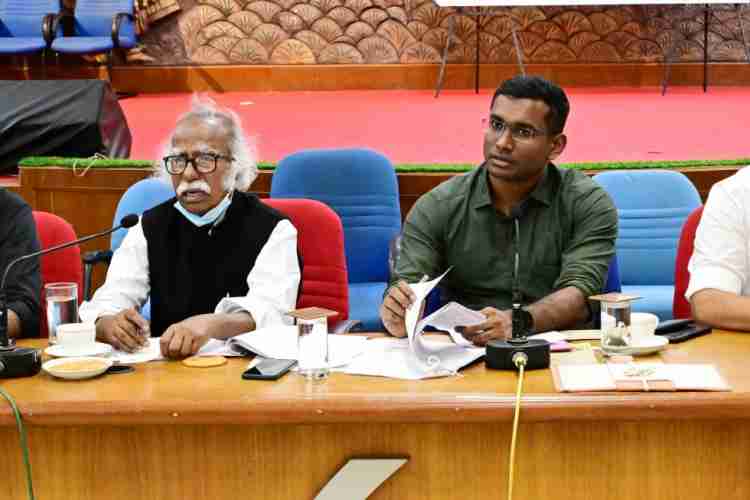 കളക്ട്രേറ്റ് ഓഡിറ്റോറിയത്തിൽ ചേർന്ന ജില്ലാ വികസന സമിതി യോഗത്തിൽ മന്ത്രി രാമചന്ദ്രൻ കടന്നപ്പള്ളി സംസാരിക്കുന്നു