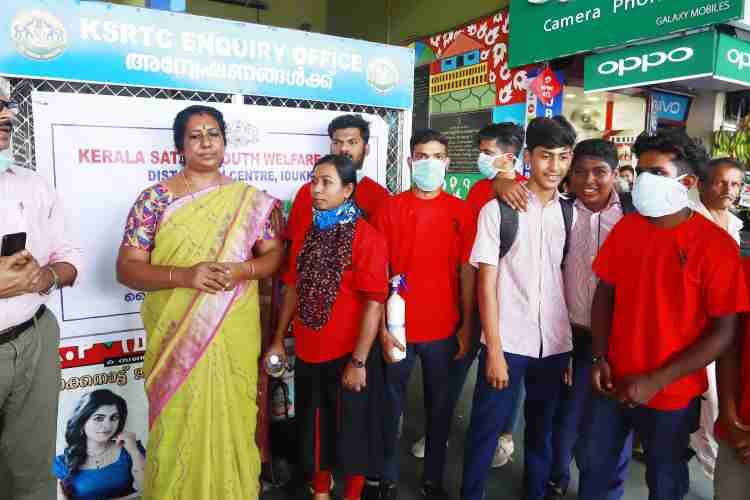 യുവജനക്ഷേമ ബോര്‍ഡ് സന്നദ്ധ ഭട•ാരുടെ നേതത്വത്തില്‍ തൊടുപുഴ പ്രൈവറ്റ് ബസ്റ്റാന്റില്‍ സാനിറ്റൈസര്‍ ഉപയോഗവും ബസുകളില്‍ അണുവിമുക്തമാക്കുകയും ജില്ലാ ലീഗല്‍ സര്‍വ്വീസ്  അതോറിട്ടി സബ് ജഡ്ജ് ദിനേശ് എം പിള്ള ഉദ്ഘാടനം ചെയ്യുന്നു.