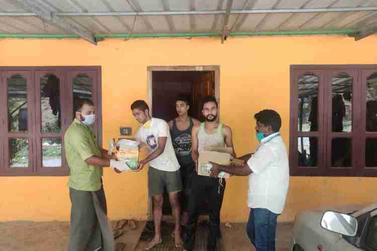 യുവജന കൂട്ടായ്മയുടെ നേതൃത്വത്തില്‍ ഭക്ഷണ പൊതികള്‍ ചിത്തിരപുരം പ്രാഥമികാരോഗ്യ കേന്ദ്രത്തിലെത്തിച്ചു നല്‍കുന്നു.