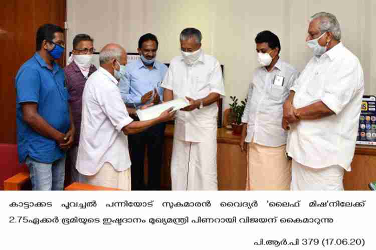 Chief Minister Pinarayi Vijayan receives proprty gift deed from Sukumaran Vaidyar