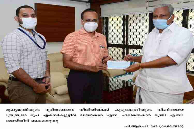 Chief Minister Pinarayi Vijayan receives CMDRF donation from Kudumbasree